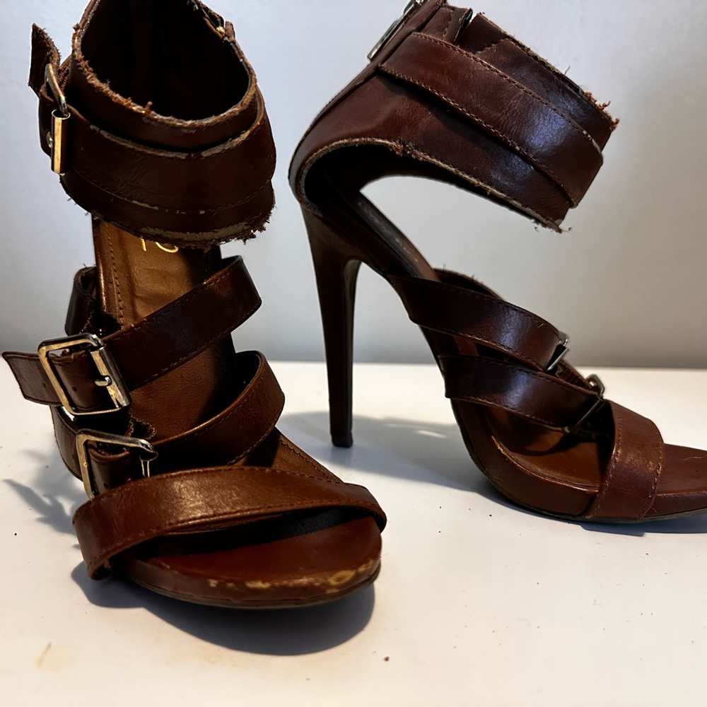 Strap sandals